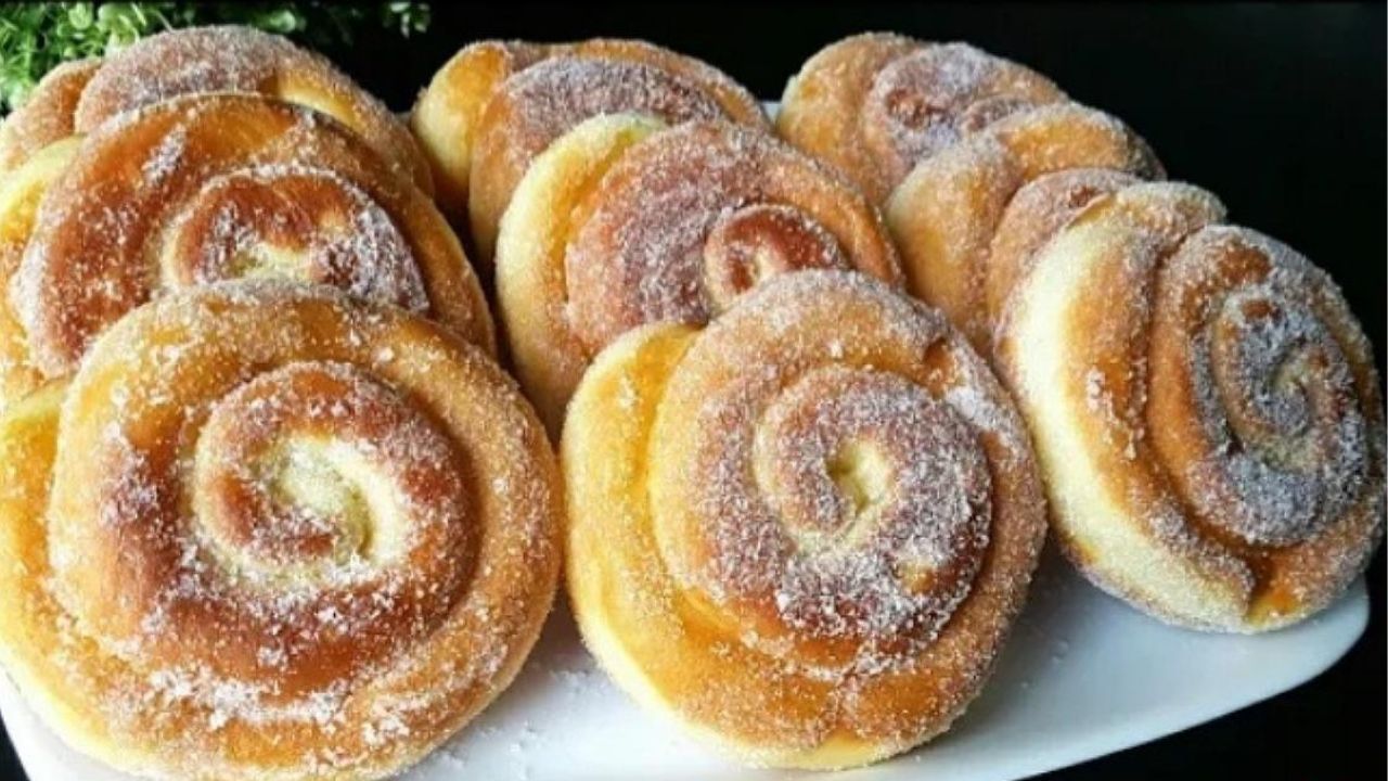 رهيبة.. فطائر السكر سخنة وهشة زي بتاعة الفرن بنص كيلو دقيق بس