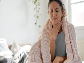 هي السبب فخد بالك.. عادة شائعة تصيبك بنزلات البرد بشكل مستمر