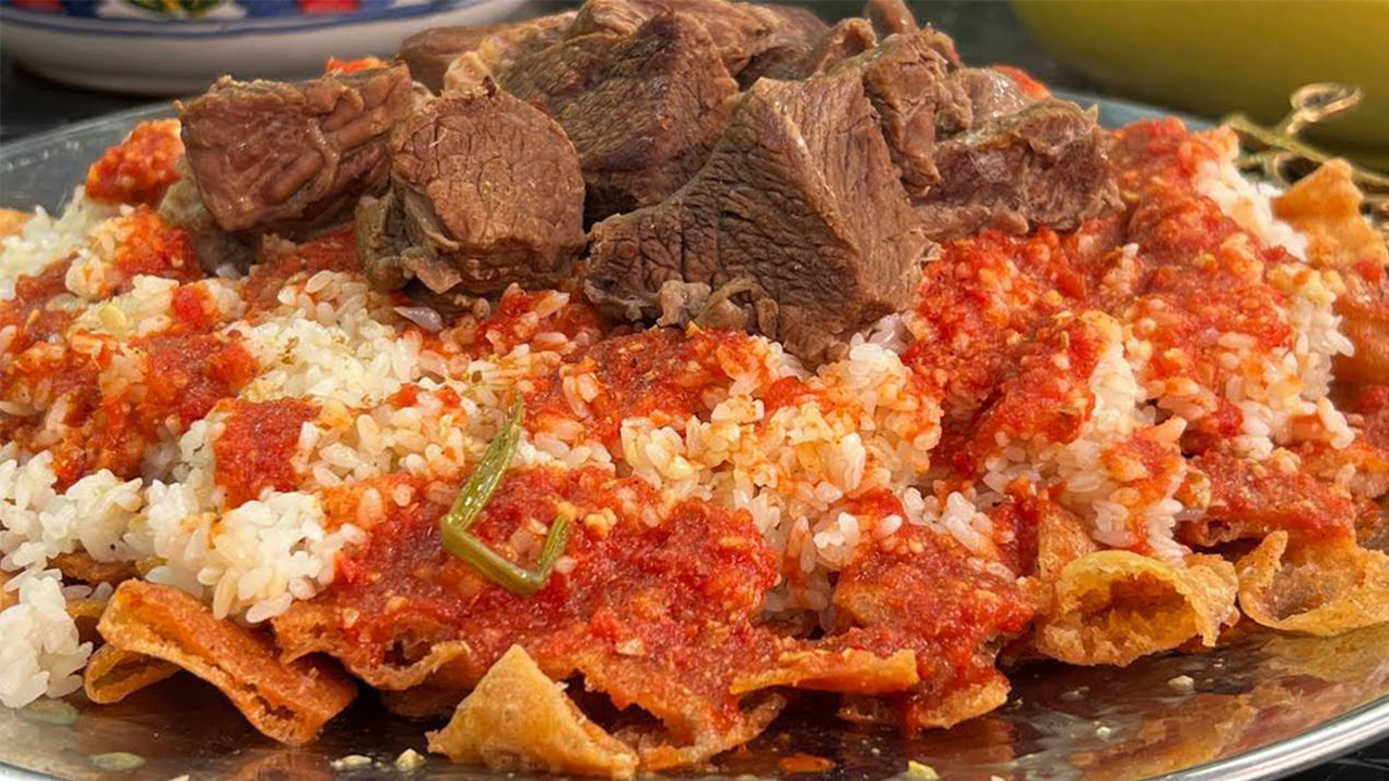 أعرفي سر حلاوتها... طريقة عمل فتة العيد بالصلصة بأحلى وألذ طعم لتبهري بها عائلتك 5 أعرفي سر حلاوتها… طريقة عمل فتة العيد بالصلصة بأحلى وألذ طعم لتبهري بها عائلتك
