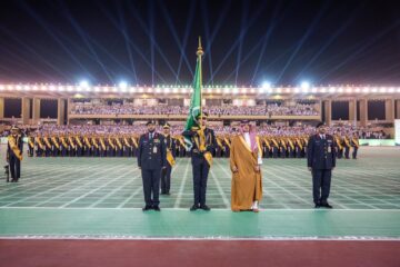 كلية الملك فهد الأمنية ترند بالمملكة بصور رائعة تجيش بالمشاعر من احتفالات الخريجين وأسرهم
