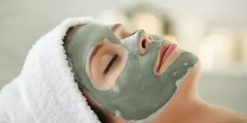 فوائد ماسك الطين للبشرة الصحية وكيفية استخدامه لتفتيح الوجه