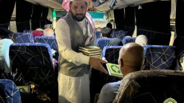 توزيع هدية خادم الحرمين على الحجاج المغادرين عبر منفذ الحديثة
