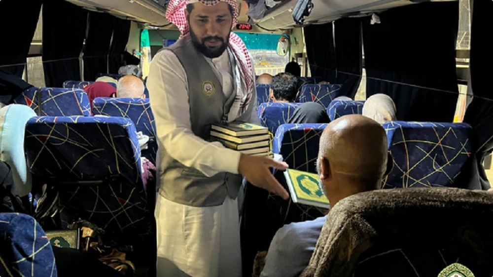 توزيع هدية خادم الحرمين على الحجاج المغادرين عبر منفذ الحديثة