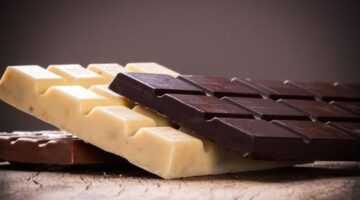 هل الشوكولاتة الداكنة أقل ضررًا من البيضاء؟
