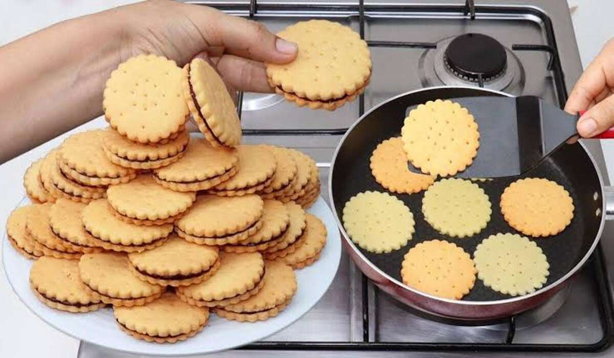 اعملي للفطار الصبح بسكويت الشاي اليومي بالطاسة في 10 دقايق