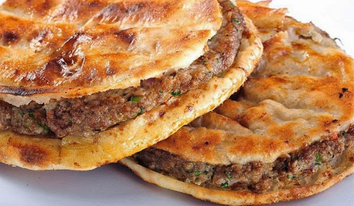 في دقائق معدودة وبمكونات بسيطة..طريقة عمل الحواوشي خطوة بخطوة