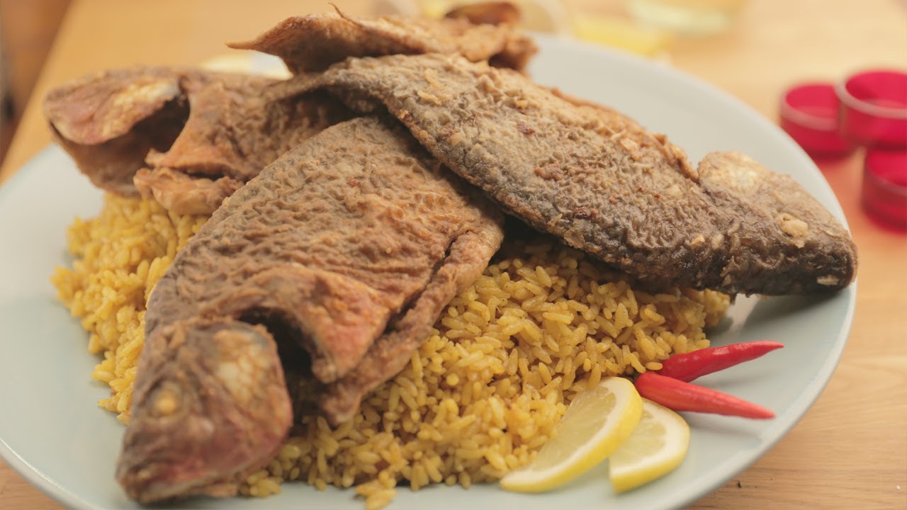 طريقة تحضير السمك المقلي مع الأرز في المنزل مثل المطاعم