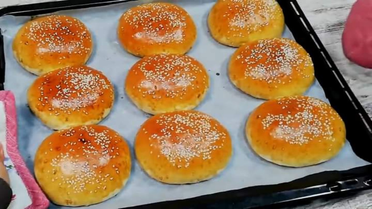 خبز البرجر الاقتصادي بدون بيض أو زبدة هتحضريه في 10 دقايق بأقل مكونات