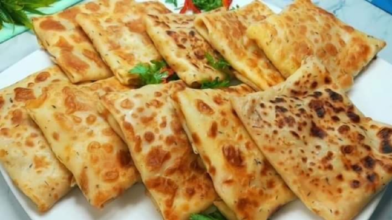 فطائر الطاسة بالجبنة إقتصادية والطعم خيال هتنفع معاكي للفطار أو العشاء في 10 دقائق 3 فطائر الطاسة بالجبنة إقتصادية والطعم خيال هتنفع معاكي للفطار أو العشاء في 10 دقائق