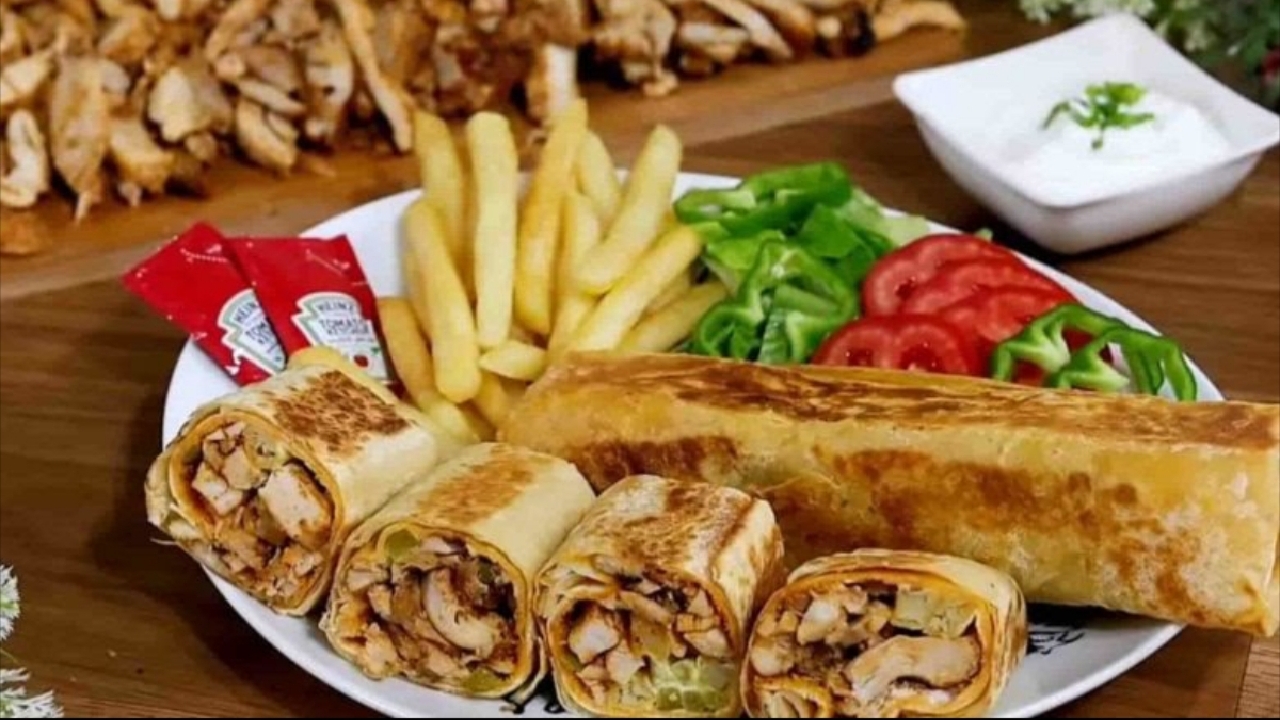 الوجبة التي يفضلها الجميع تعمليها بكل اسرار تحضيرها.. طريقة عمل الشاورما في المنزل بتكلفة بسيطة
