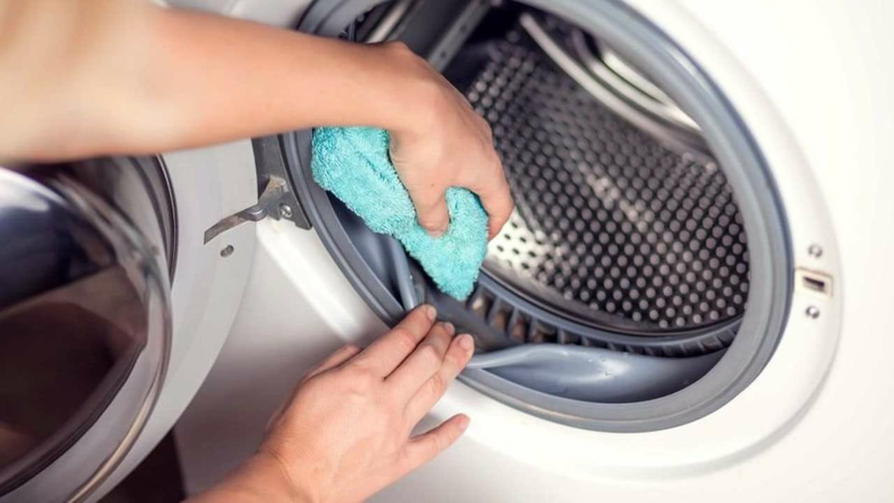 تنظيف الغسالة والتخلص من الرائحة الكريهة والرواسب بطريقة سهلة وسريعة 5 تنظيف الغسالة والتخلص من الرائحة الكريهة والرواسب بطريقة سهلة وسريعة