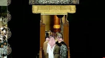 انطلاق مراسم غسل الكعبة المشرفة بالمسجد الحرام. فيديو