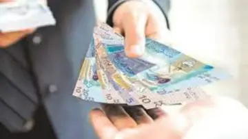 ما سبب تأخير صرف رواتب الموظفين بالكويت هذا الشهر وماهي حقيقة صرف زيادة ٥٠ دينار لهذه الفئات