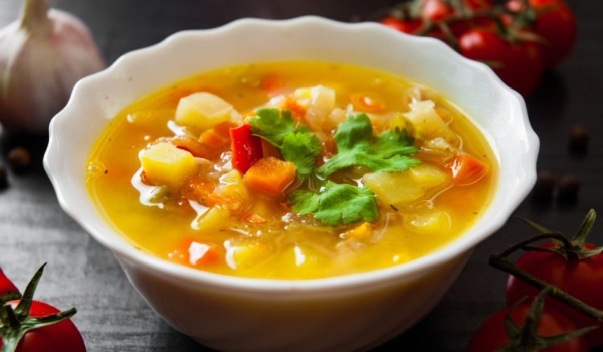 طريقة عمل شوربة الخضار الصحية بأسهل وأسرع طريقة.. أطفالك هيعشقوها