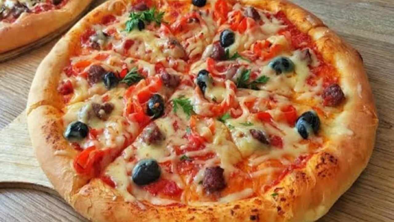 “بخطوات بسيطة” طريقة عمل البيتزا الإيطالي الهشة في المنزل أفضل من المطاعم