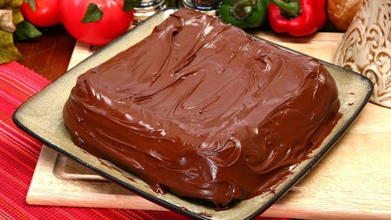 طعمها جنان زي التورتة ..  كيكة الشوكولاتة بأوفر وصفة في البيت بالخطوات