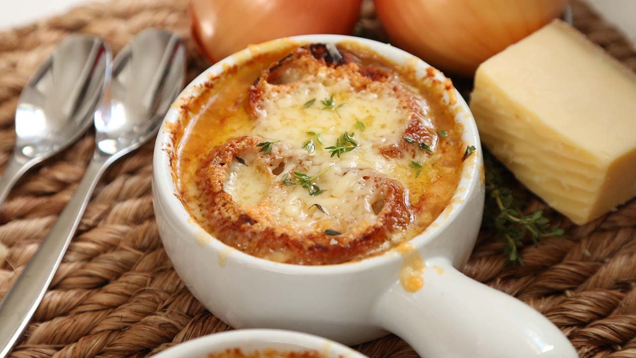 طريقة عمل شوربة البصل الفرنسية على أصولها