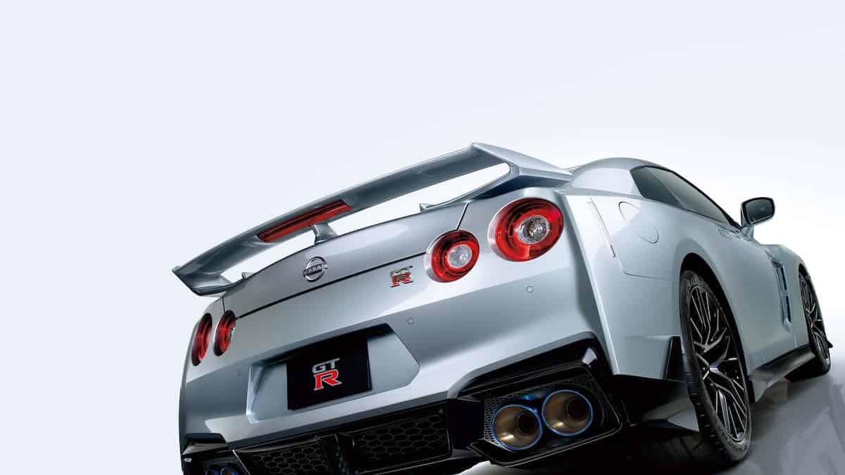 نيسان 2025 Nissan GT R السيارة الرياضية الفائقة الرائدة مع المصابيح الطولية الفريدة من نوعها
