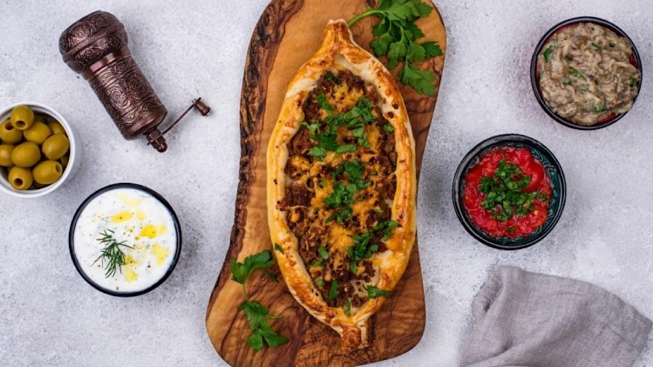 شهية وسريعة .. طريقة عمل فطائر اللحمة المفرومة في المنزل