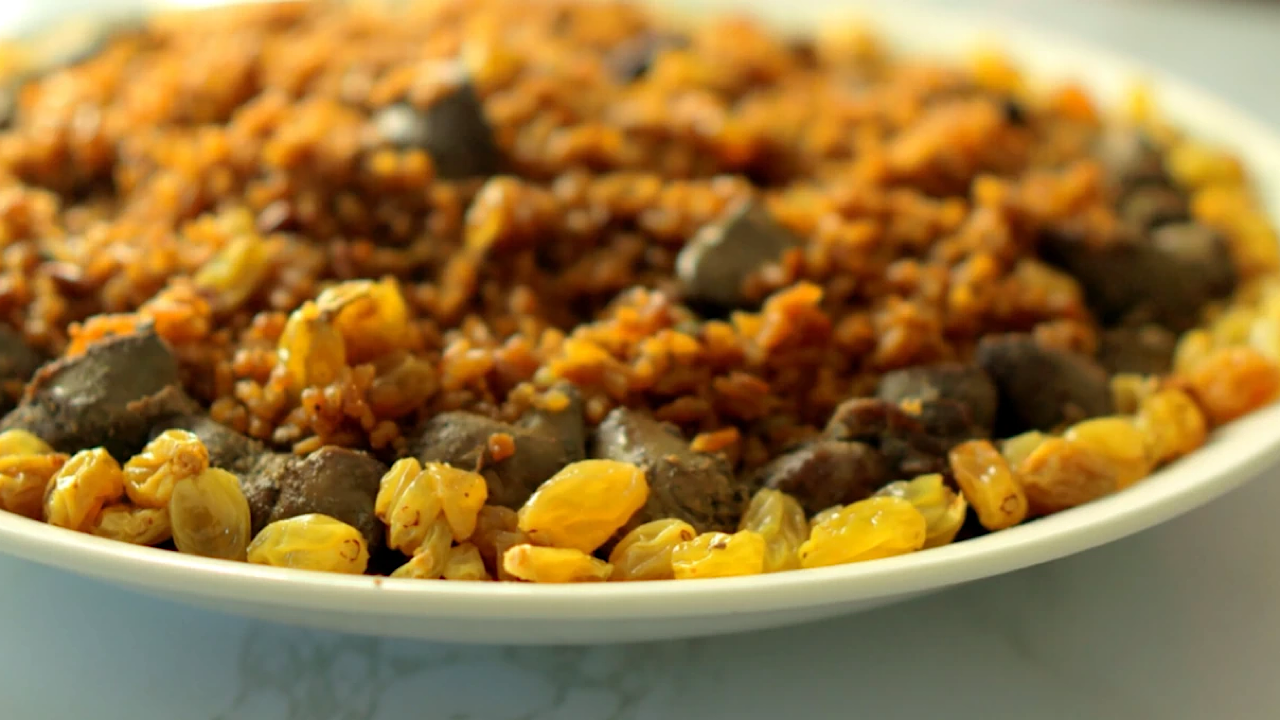 بأسرار المطاعم .. طريقة عمل الأرز بالكبد والقوانص بخطوات سهلة ومقادير مضبوطة