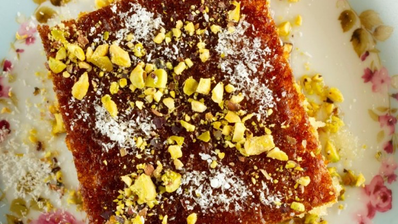 بطعم وقوام الجاهزة .. طريقة عمل البسبوسة بالقشطة وجوز الهند