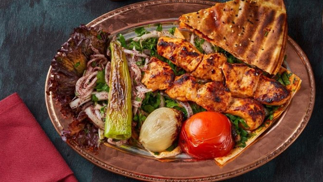 بتتبيلة مميزة .. طريقة عمل الشيش طاووق على الفحم