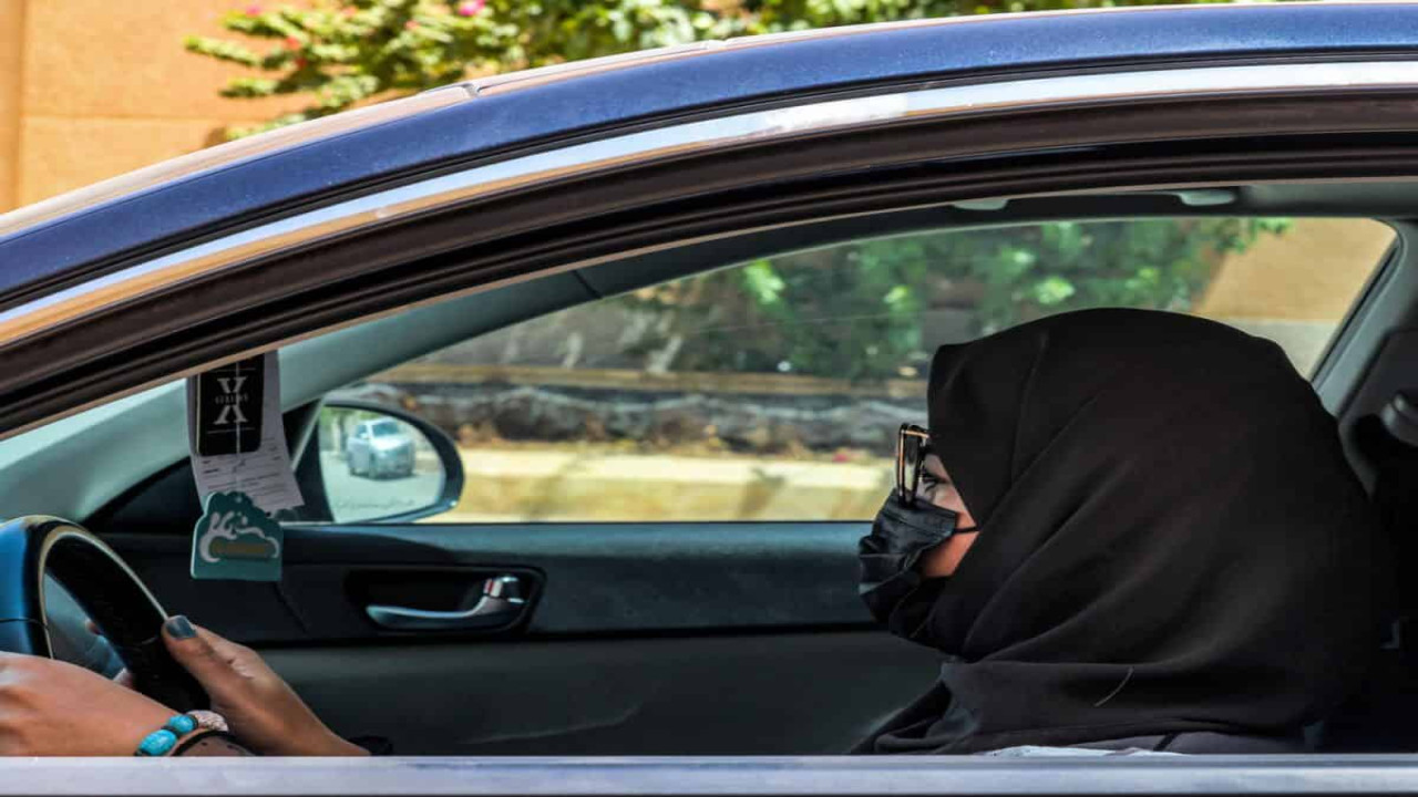 إدارة المرور توضح.. شروط استخراج رخصة القيادة للزوجة في الكويت لعام 2024 وطريقة الاستخراج
