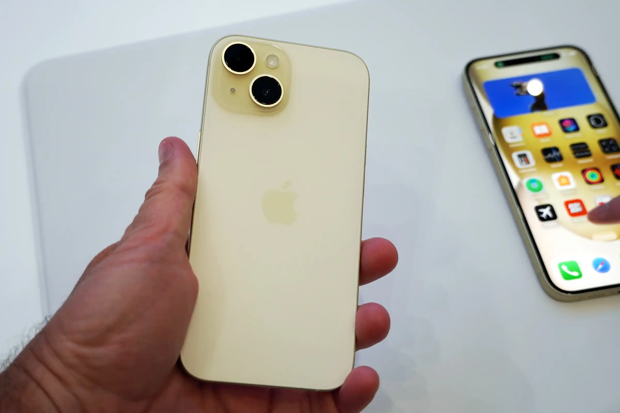 “إمكانيات ممتازة”.. تعرف على مواصفات هاتف iPhone 15 والسعر الرسمي للهاتف في السعودية والإمارات