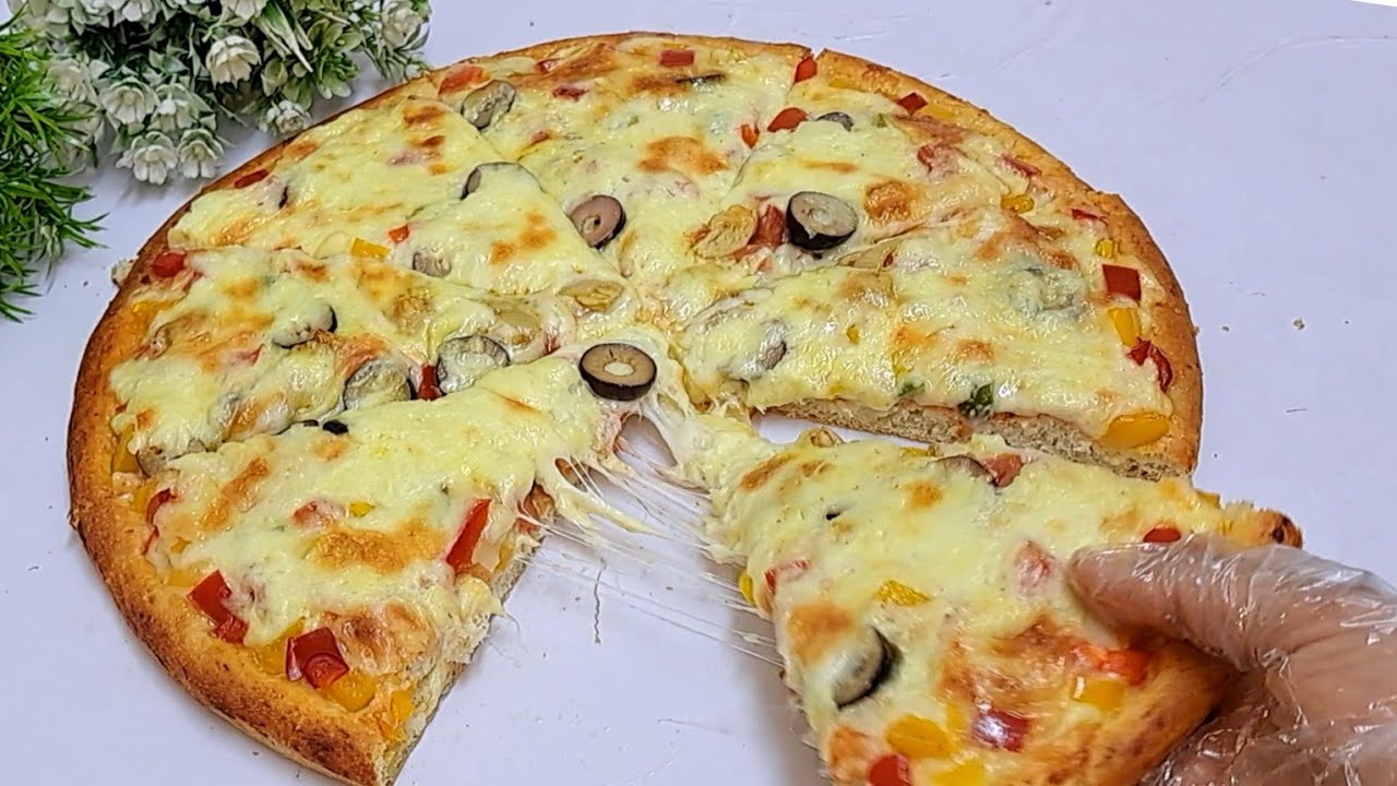 بيتزا المطاعم بكل أسرارها  .. كيف تصنعين بيتزا لذيذة بكل بساطة من المنزل؟