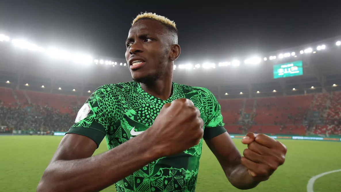 بعد انسحاب تشيلسي.. تطور عاجل يحمل نبأ سارَّ لجماهير الأهلي السعودي بشأن صفقة أوسمين المنتظرة