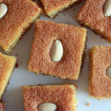 يلا نحلي.. أسهل طريقة لعمل البسبوسة المرملة باللوز أطعم الحلويات الشرقية