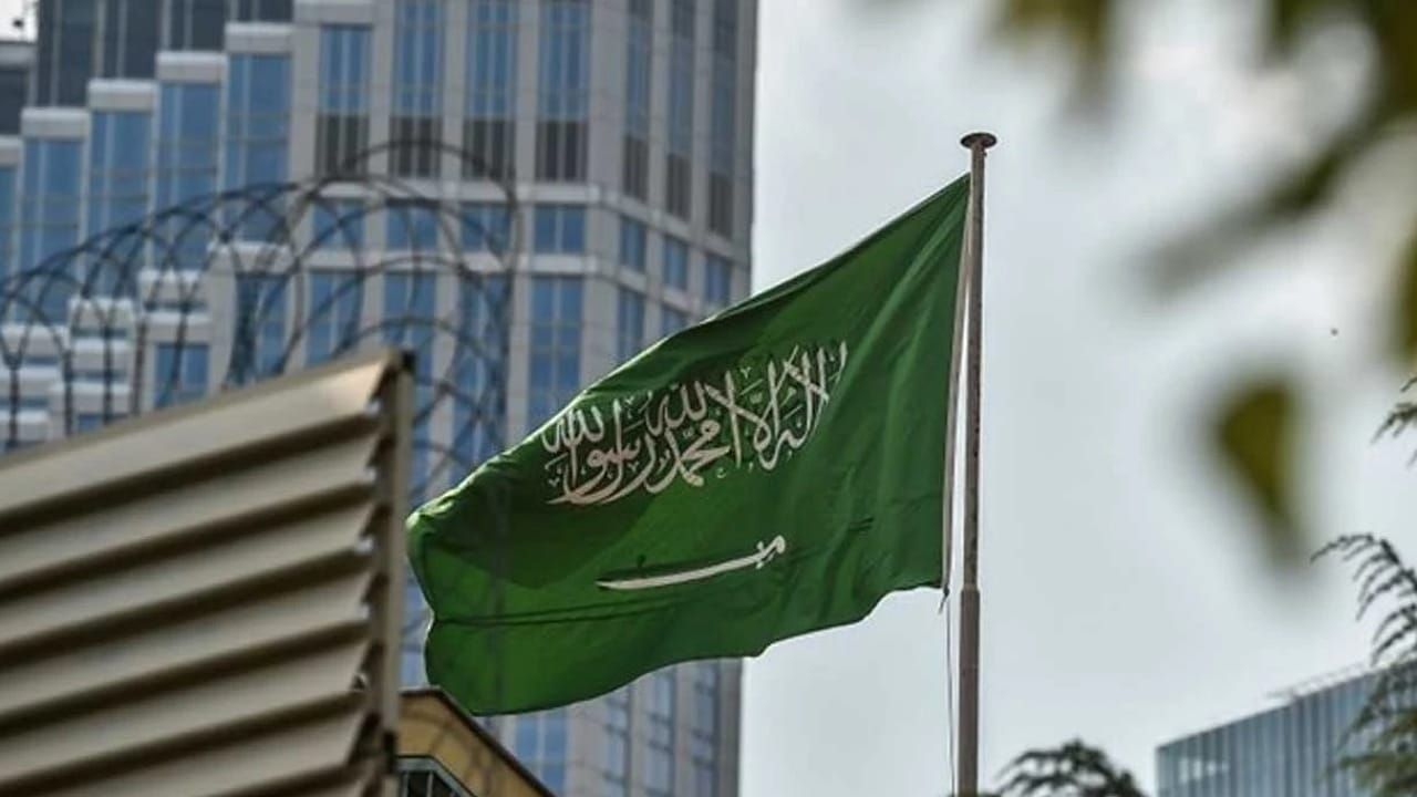 حقيقة تعديل العطلة الأسبوعية ثلاثة أيام بأمر ملكي 2024.. آراء السعوديين بشأن هذه الإجازة 5 حقيقة تعديل العطلة الأسبوعية ثلاثة أيام بأمر ملكي 2024.. آراء السعوديين بشأن هذه الإجازة