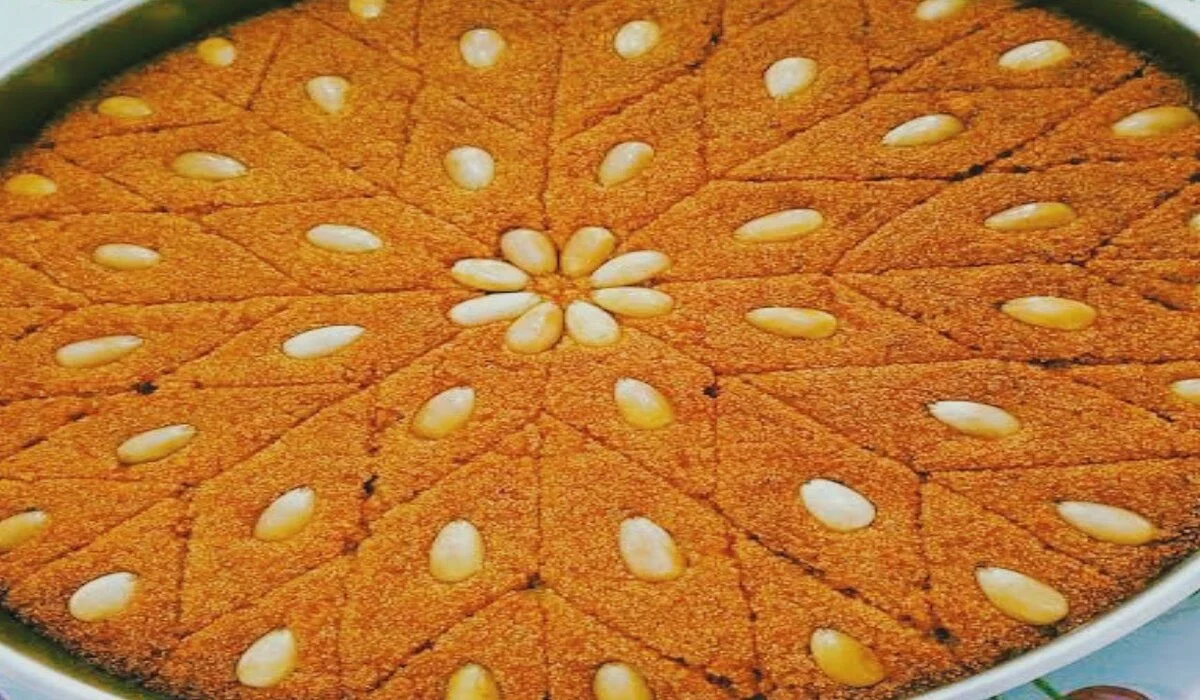 مرملة زي الجاهزة.. طريقة عمل بسبوسة بمكونات بسيطة واقتصادية في المنزل بأسرار الحلواني