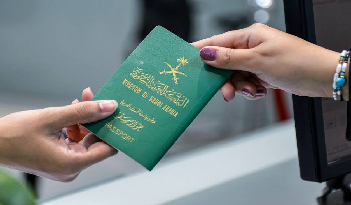 من هم الفئات المسموح لها بتحويل الزيارة الى إقامة دائمة وما الأوراق وطرق التواصل مع وزارة الخارجية؟