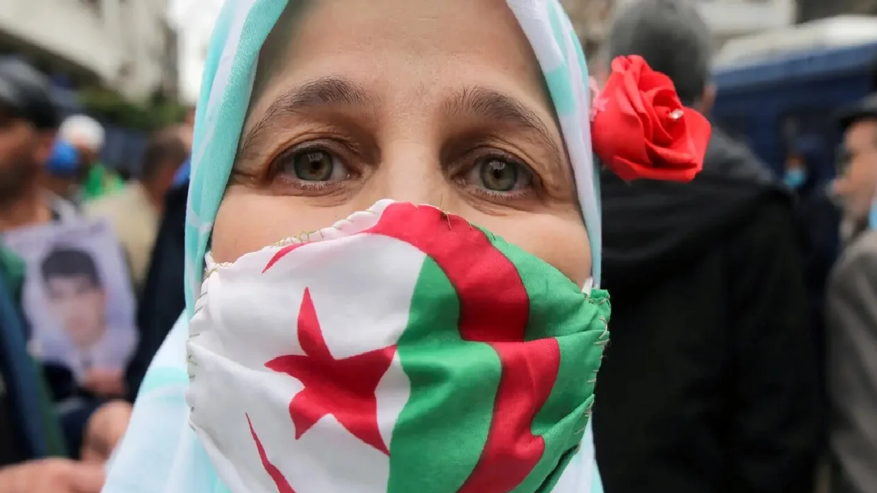 الحكومة الجزائرية توضح شروط استحقاق منحة المرأة الماكثة في المنزل ورابط التقديم 2024