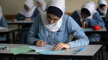 طلاب فى الامتحانات 1