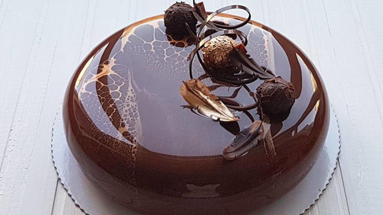 بحجم عائلي ولا طعم لا يقاوم .. كيكة الشوكولاتة “Chocolate cake” بطريقة جديدة بدون بيض