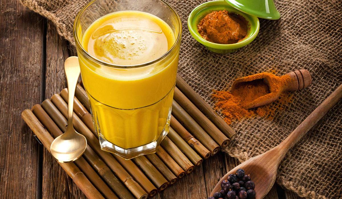 طريقة إعداد مشروب الطاقة والحيوية الطبيعي.. مشروب الكركم بالحليب