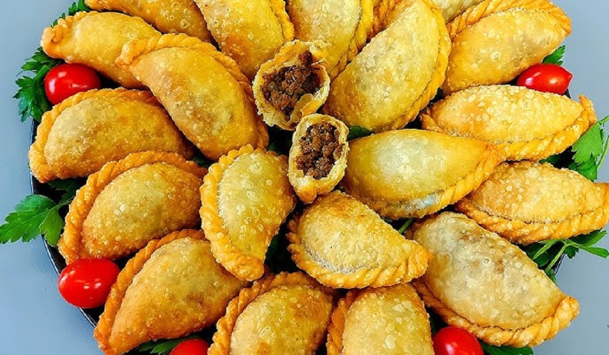 معجنات مقلية لذيذة بحشوة ذات طعم مُتميز