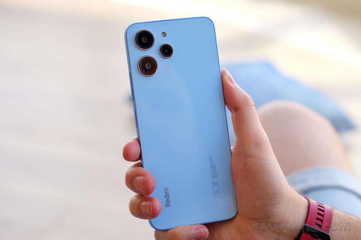 قوة وأبداع شاومي العملاقة في هاتف واحد.. سعر ومواصفات Xiaomi Redmi 12 الجديد المصمم بظهر زجاج وبثلاث كاميرات شبه الآيفون لو شوفته هتشريه على طول