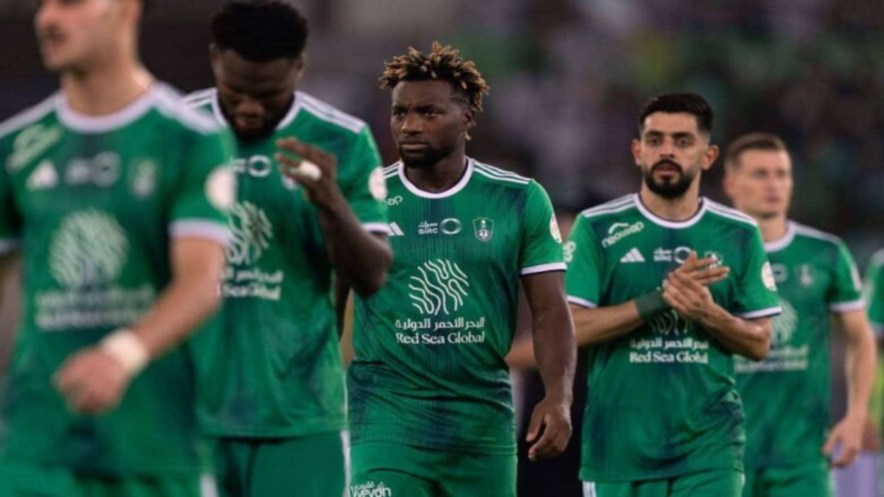 نجم الأهلي يقترب من الرحيل.. وثلاثة أندية سعودية تتنافس على ضمه 2 نجم الأهلي يقترب من الرحيل.. وثلاثة أندية سعودية تتنافس على ضمه