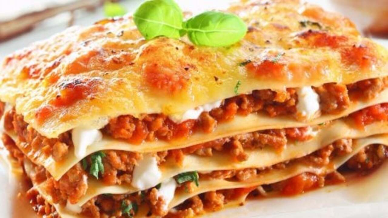 طبق مميز في العزائم .. طريقة عمل اللازانيا أبهري الجميع بأشهى انواع المكرونة 5 طبق مميز في العزائم .. طريقة عمل اللازانيا أبهري الجميع بأشهى انواع المكرونة
