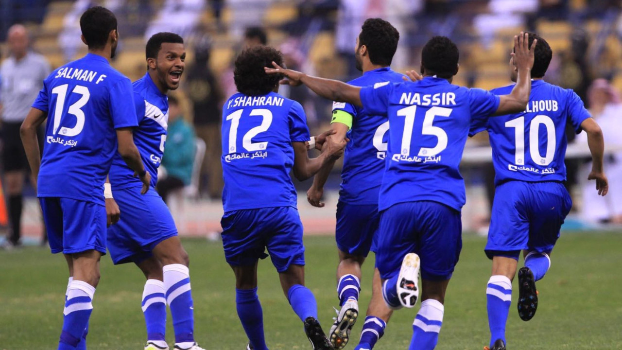 صدمة مدوية لجماهير الأزرق.. إصابة نجم الهلال في الركبة ونقله لعيادة النادي
