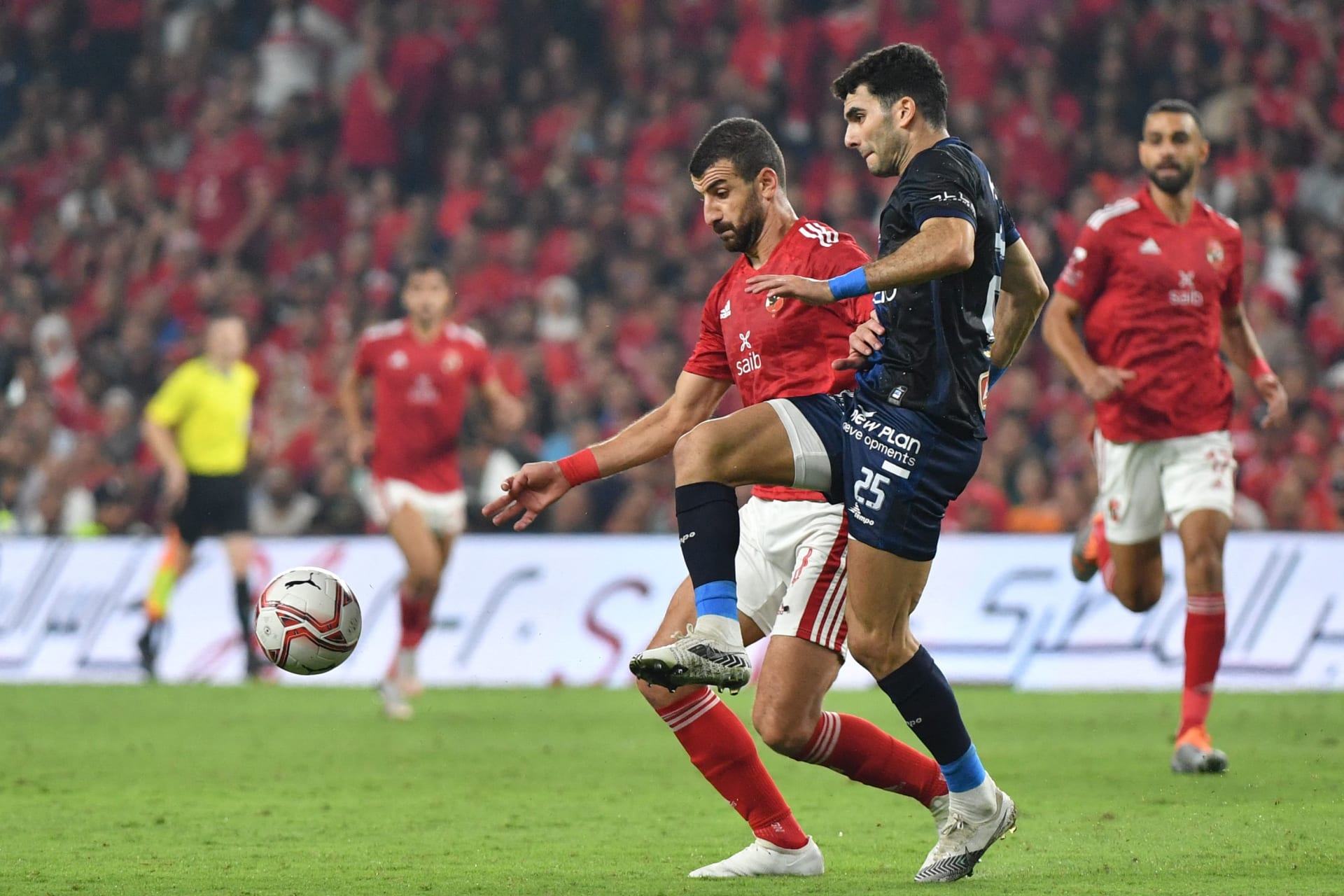 القنوات المفتوحة الناقلة لمباراة الأهلي والزمالك في السوبر الأفريقي والمعلقين