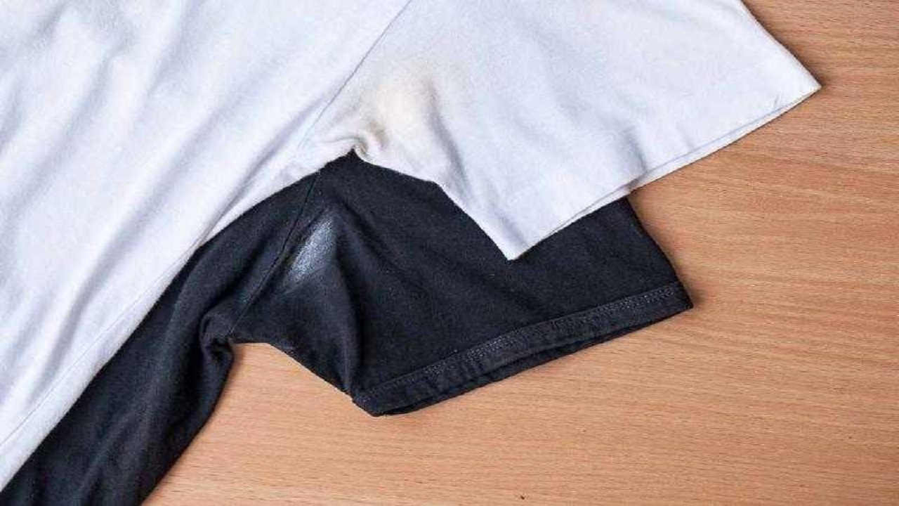 كيف اتخلص من بقع تحت الابط؟  .. طريقة إزالة بقع الإبط من الملابس بسهولة