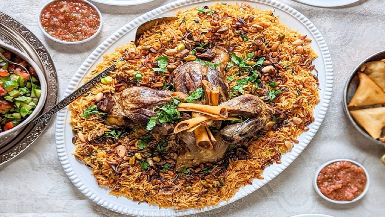من المطبخ السعودي .. طريقة عمل كبسة حارة بدون دجاج علي أصولها