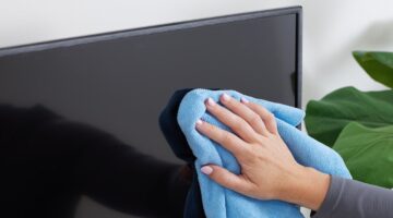 HowtoCleanTVScreen Step 02 2ce5d2fb2e8b443fba797b3bec40562c 1