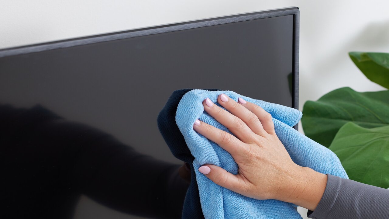 عشان متبوظش منك.. طريقة آمنة لتنظيف الشاشات وإعادة بريقها 5 عشان متبوظش منك.. طريقة آمنة لتنظيف الشاشات وإعادة بريقها
