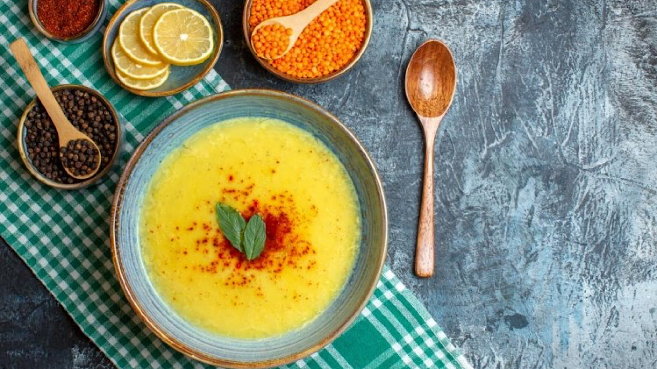 استعدادًا للشتاء .. طريقة عمل شوربة العدس الأصفر بالخضروات