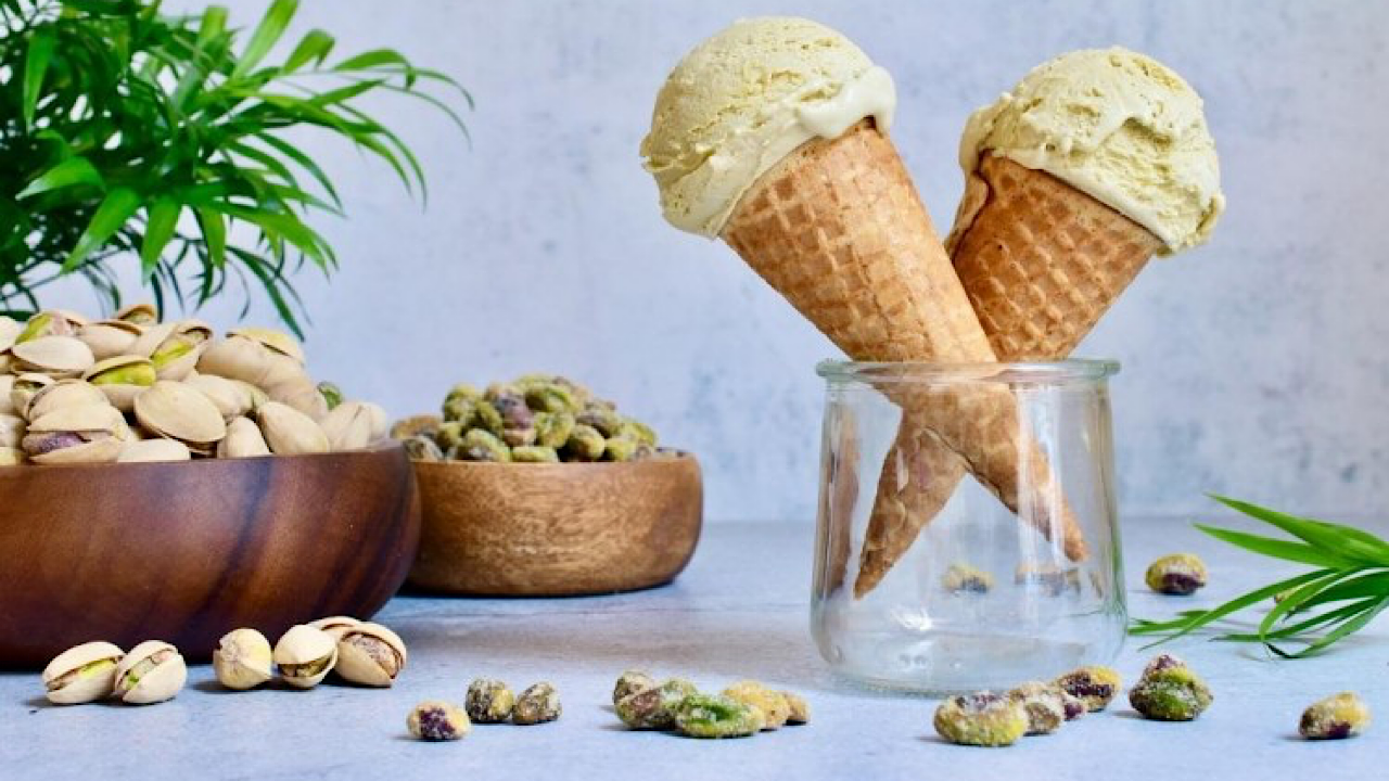 حلى شهي ومنعش .. طريقة عمل البوظة العربية بالفستق الحلبي 5 حلى شهي ومنعش .. طريقة عمل البوظة العربية بالفستق الحلبي